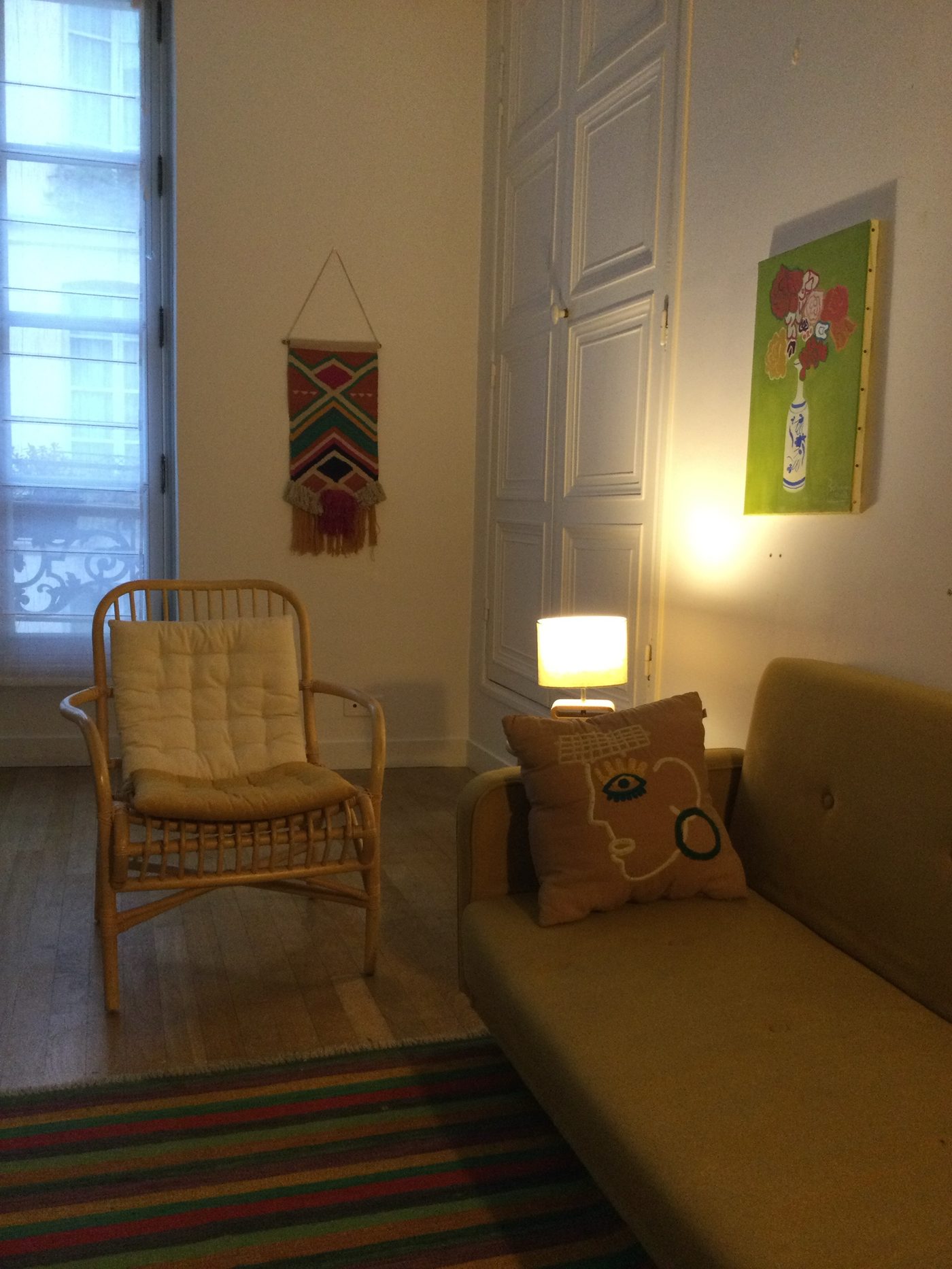 Un coin du cabinet de Khaled Belhassine, avec fauteuil en rotin et banquette